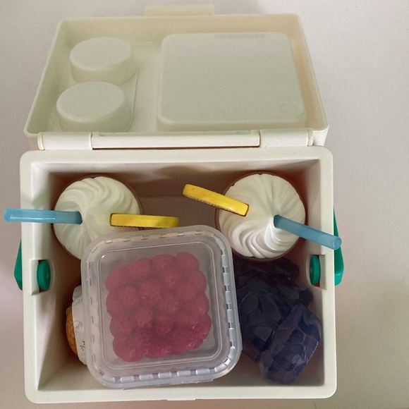 American Girl Doll Beach Cooler Set with sandwiches, drinks and ice - Picture 5 of 7